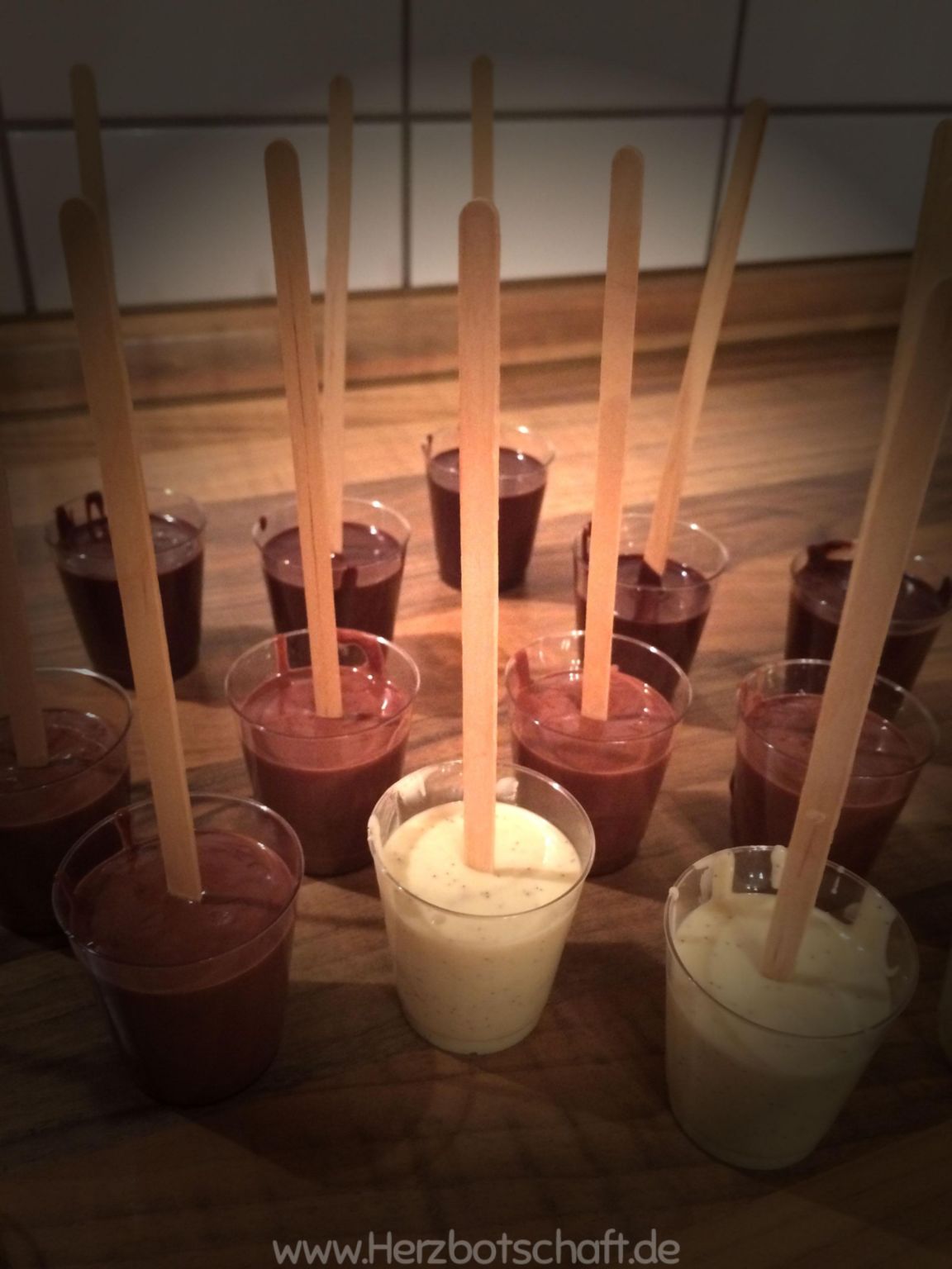 Rezept & Anleitung: Schokolade am Stiel als Geschenkidee ♥ herzbotschaft.de Rezept & Anleitung: Schokolade am Stiel als Geschenkidee ♥ herzbotschaft.de