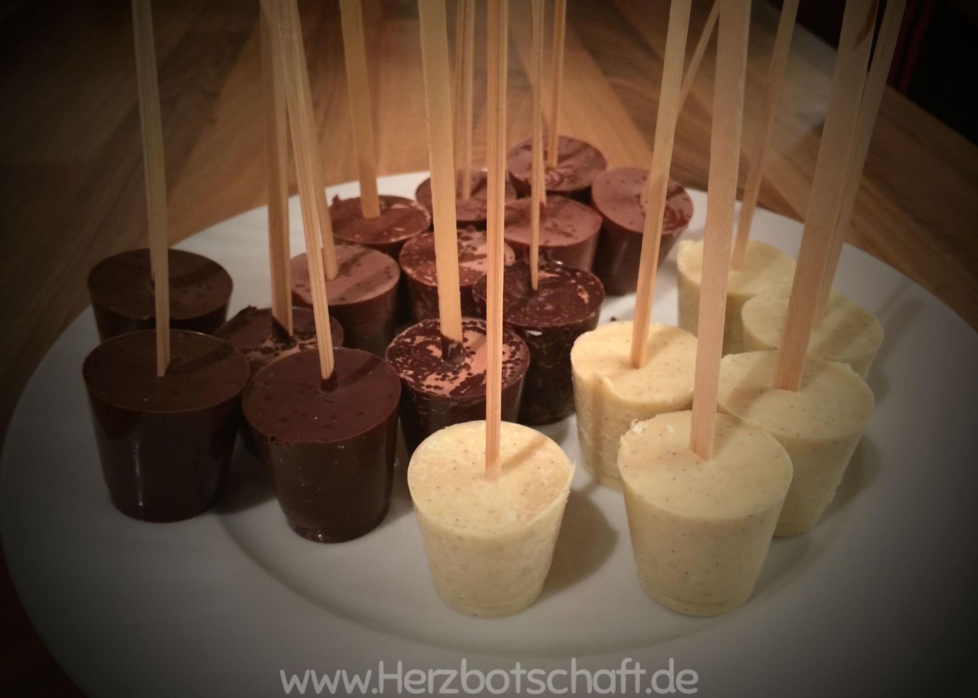 Rezept & Anleitung: Schokolade am Stiel als Geschenkidee ♥ herzbotschaft.de Rezept & Anleitung: Schokolade am Stiel als Geschenkidee ♥ herzbotschaft.de