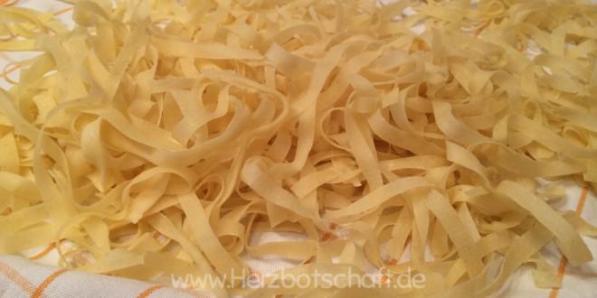 Rezept: Selbstgemachte Pasta, Nudeln mit grünem Pesto - ♥ Herzbotschaft.de