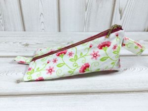 Dreieckiges Mäppchen für Stifte oder Kosmetik Dreieckiges Mäppchen für Stifte oder Kosmetik