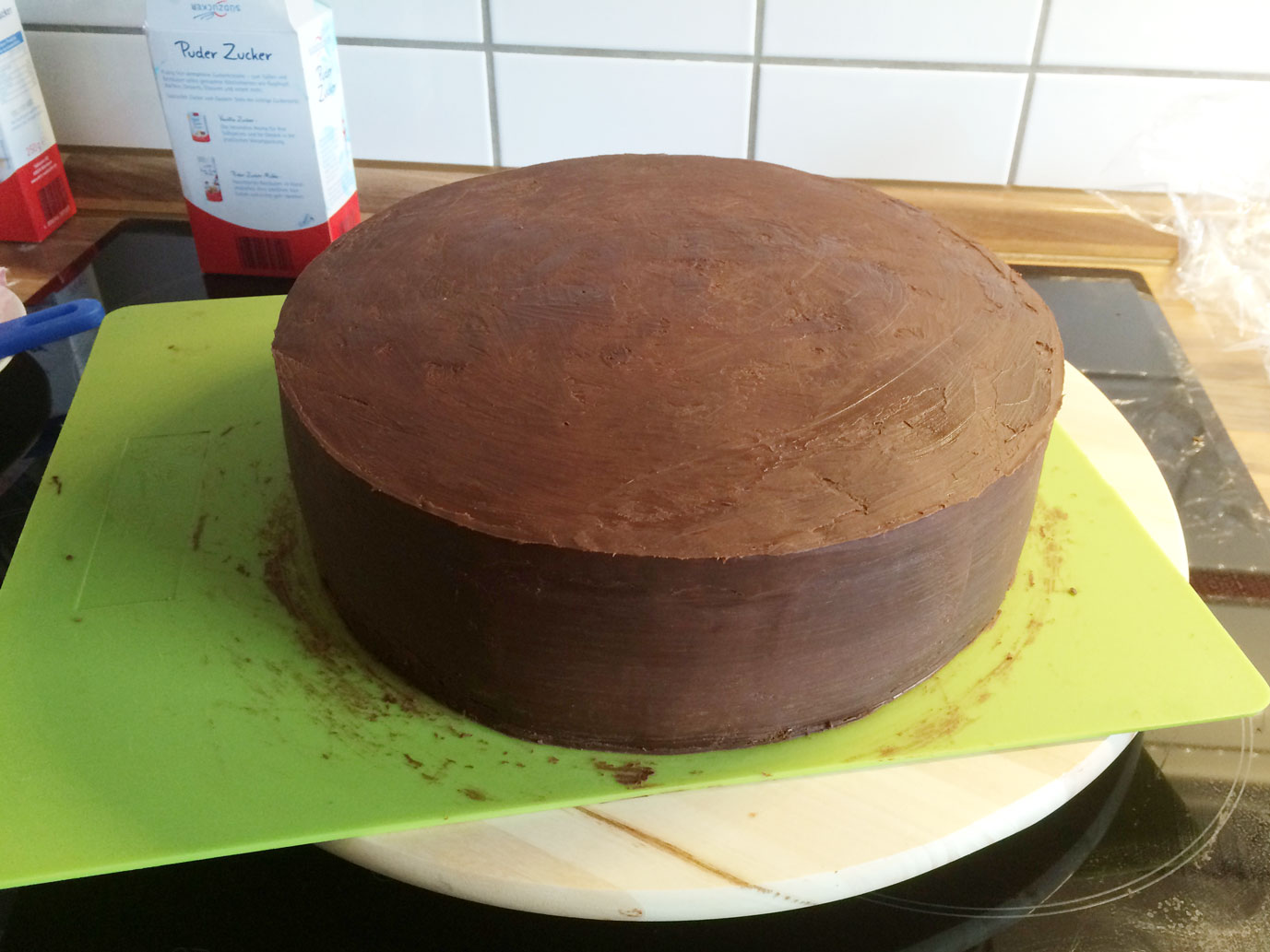 Tauftorte mit Babyschühchen aus Fondant